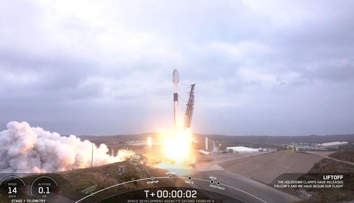 SpaceX用「獵鷹9號」發射13枚軍用衛星