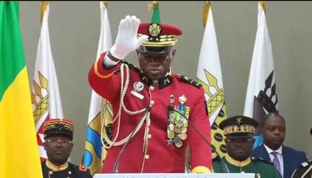 布里斯·奧利吉·恩圭馬宣誓就任加蓬過渡總統