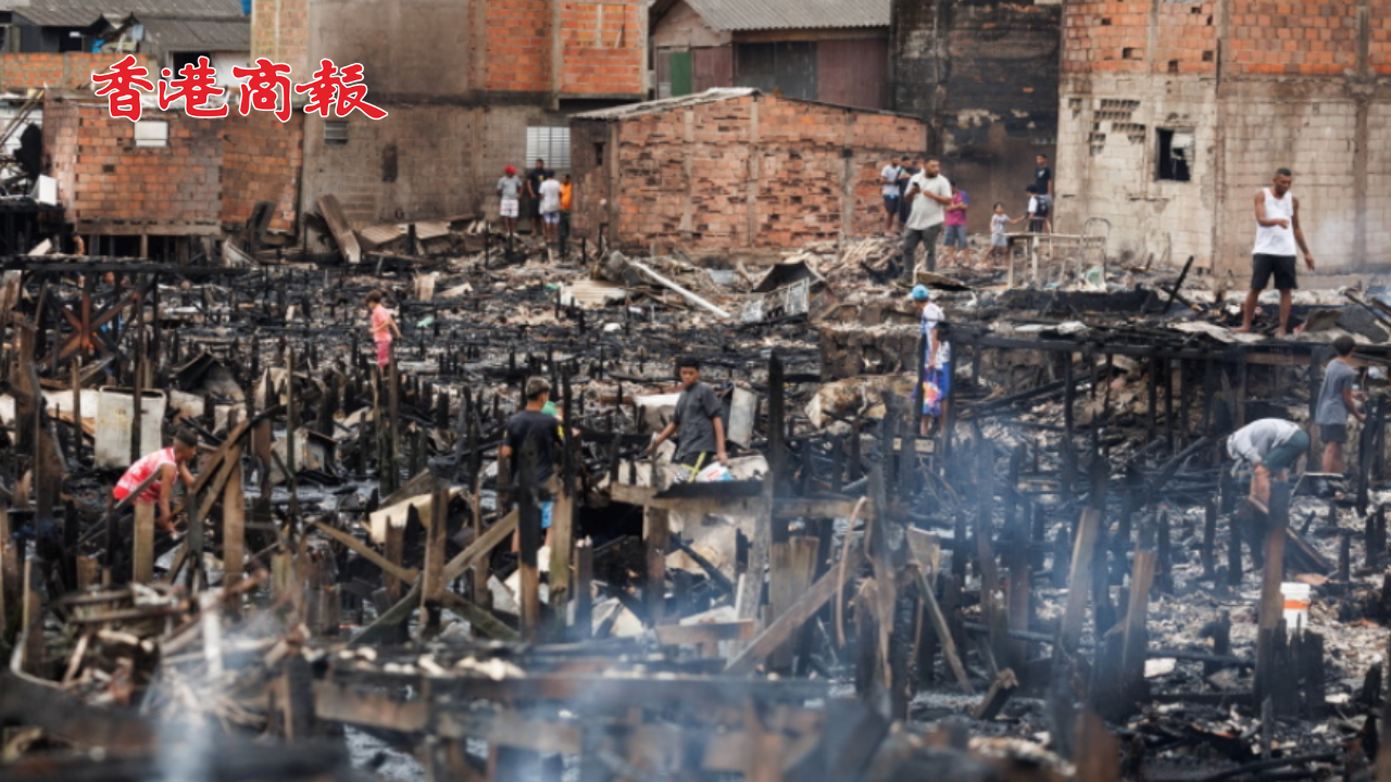 有片丨巴西桑托斯發生大火 燒毀了100多間木屋