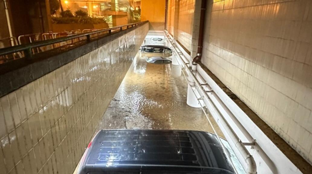黑雨襲港｜柴灣環翠商場停車場多架車輛完全「沒頂」