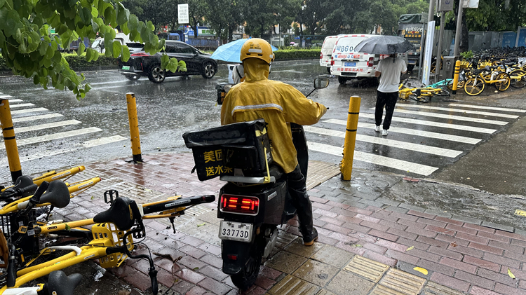 有片丨致敬風雨中的平凡身影