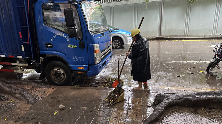 2小時降雨195.8毫米是什麼概念？ 專家：相當於在一平方米水平玻璃面上倒了400瓶500毫升的礦泉水