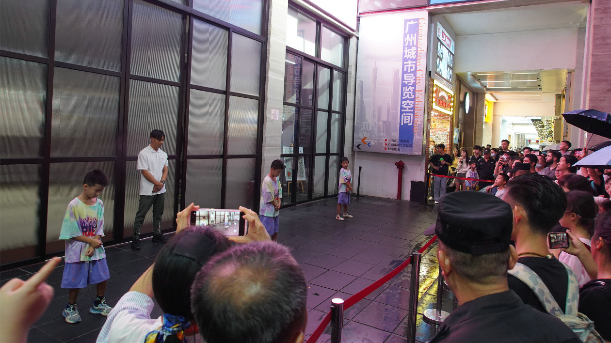 香港90后街舞老師戴杅栩攜學生亮相穗千里古道櫥窗劇場