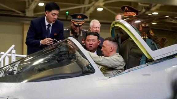 金正恩參觀蘇-57等戰機總裝車間