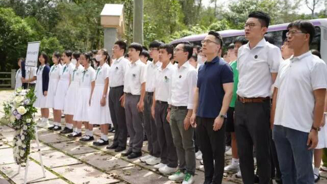 60名中學生前往烏蛟騰抗日英烈紀念碑前悼念九一八事變