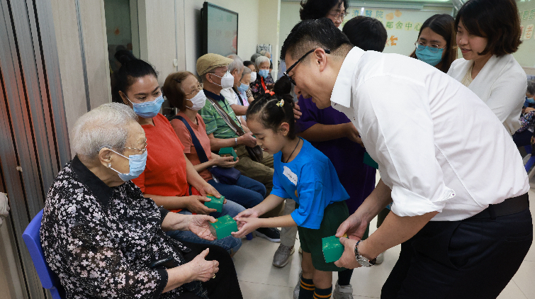 鄧炳強訪長者中心贈月餅 特別為少數族裔學生準備清真月餅