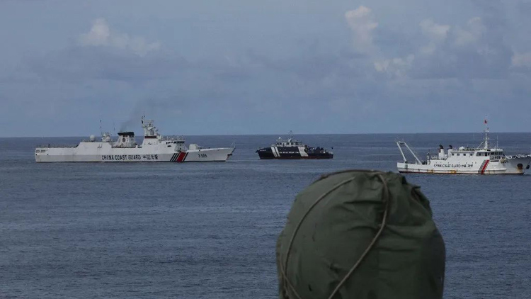 中國海警局新聞發言人就菲律賓公務船非法侵闖黃岩島發表談話