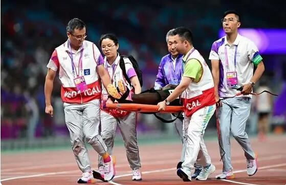 亞運會賽場鏈球選手失誤砸中裁判 官方通報：傷者生命體徴平穩