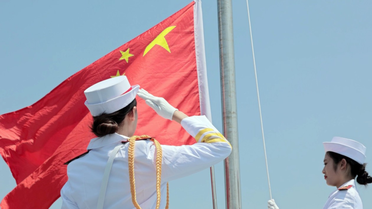 海上升國旗！珠海青年學子和遊客伶仃洋上向國旗敬禮