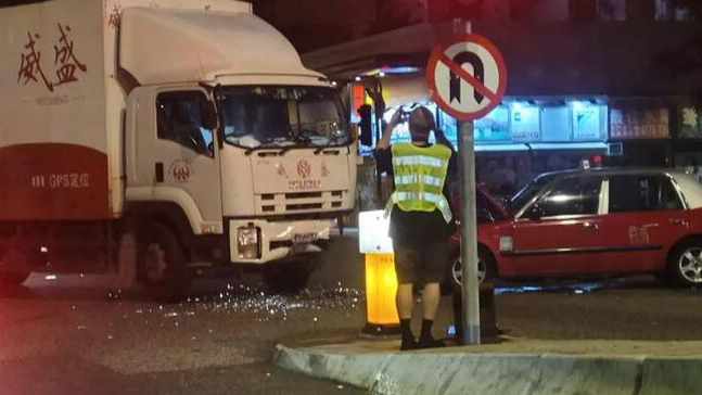 荃灣楊屋道的士與貨車相撞 兩人受傷