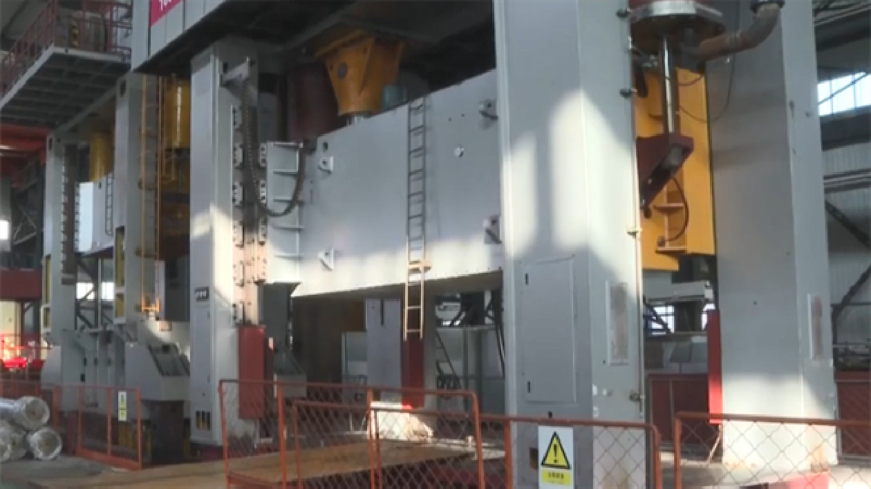 鍛壓機床1600噸級進模多工位壓力機自動生產線在營口下線