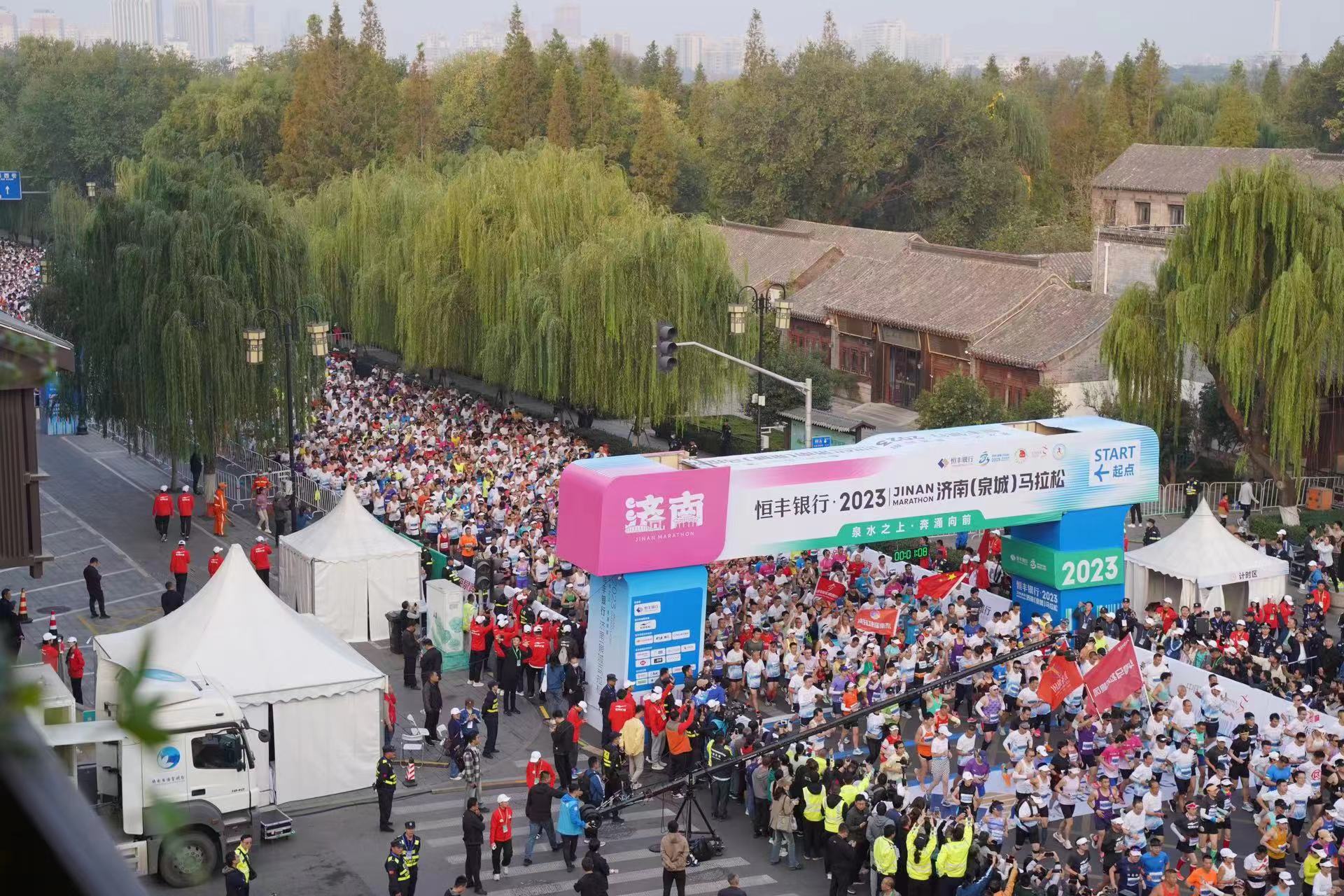 約三萬人參與，濟南馬拉松激情開跑！