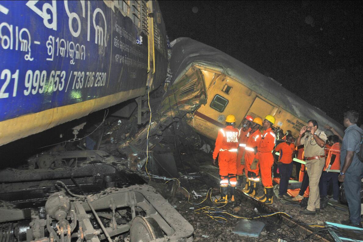 印度兩列車相撞有車廂脫軌 至少10死亡25人受傷