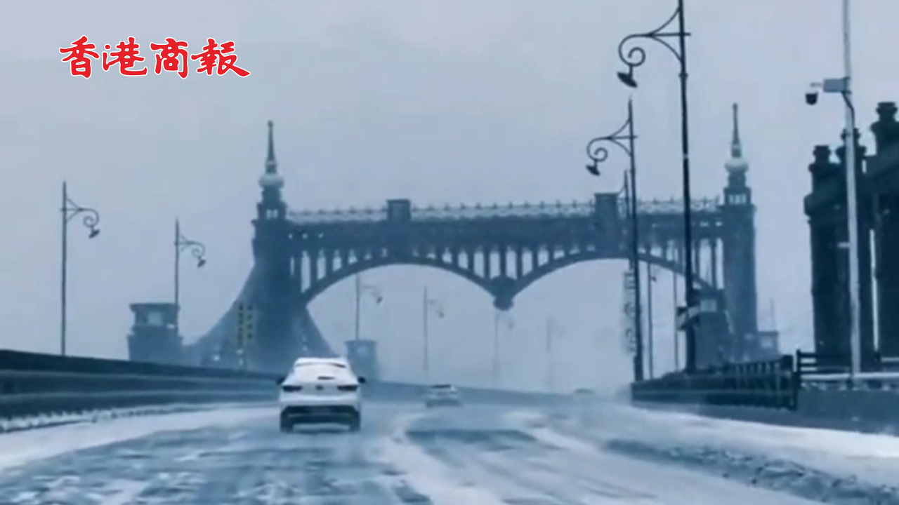 有片丨震撼！下雪後的哈爾濱陽明灘大橋，像是進入了魔法世界