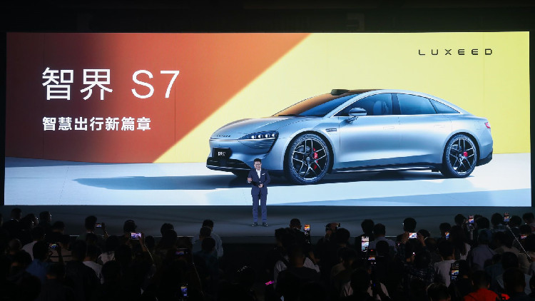華為智選車業務首款轎車智界S7在深圳開啟預售