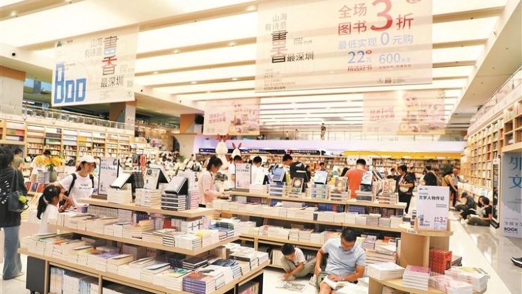 深圳書展首個周末人氣旺 市民買書如CITY WALK