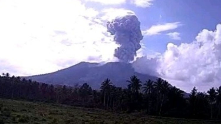 印尼伊布火山噴發 火山灰柱達1000米
