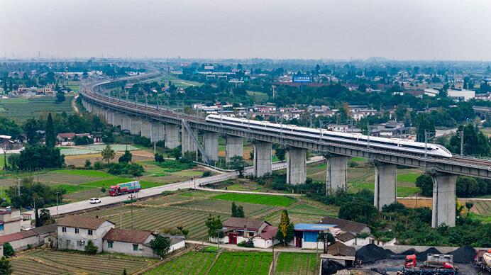 歷經12年艱難修築 川青鐵路四川首段貫通運營 