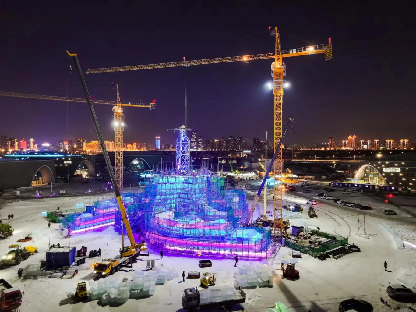 第25屆哈爾濱冰雪大世界主塔「冰雪之冠」建設進度達50%