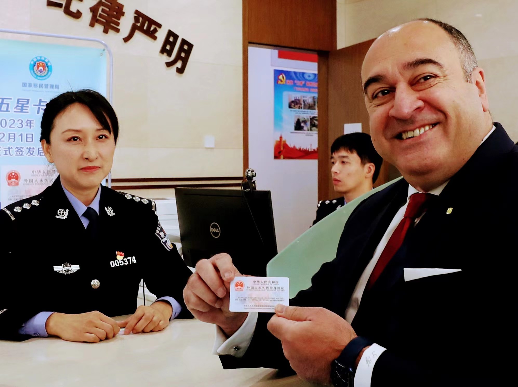 「五星卡」簽發啟用首日 6人在滬領新版外國人永居證