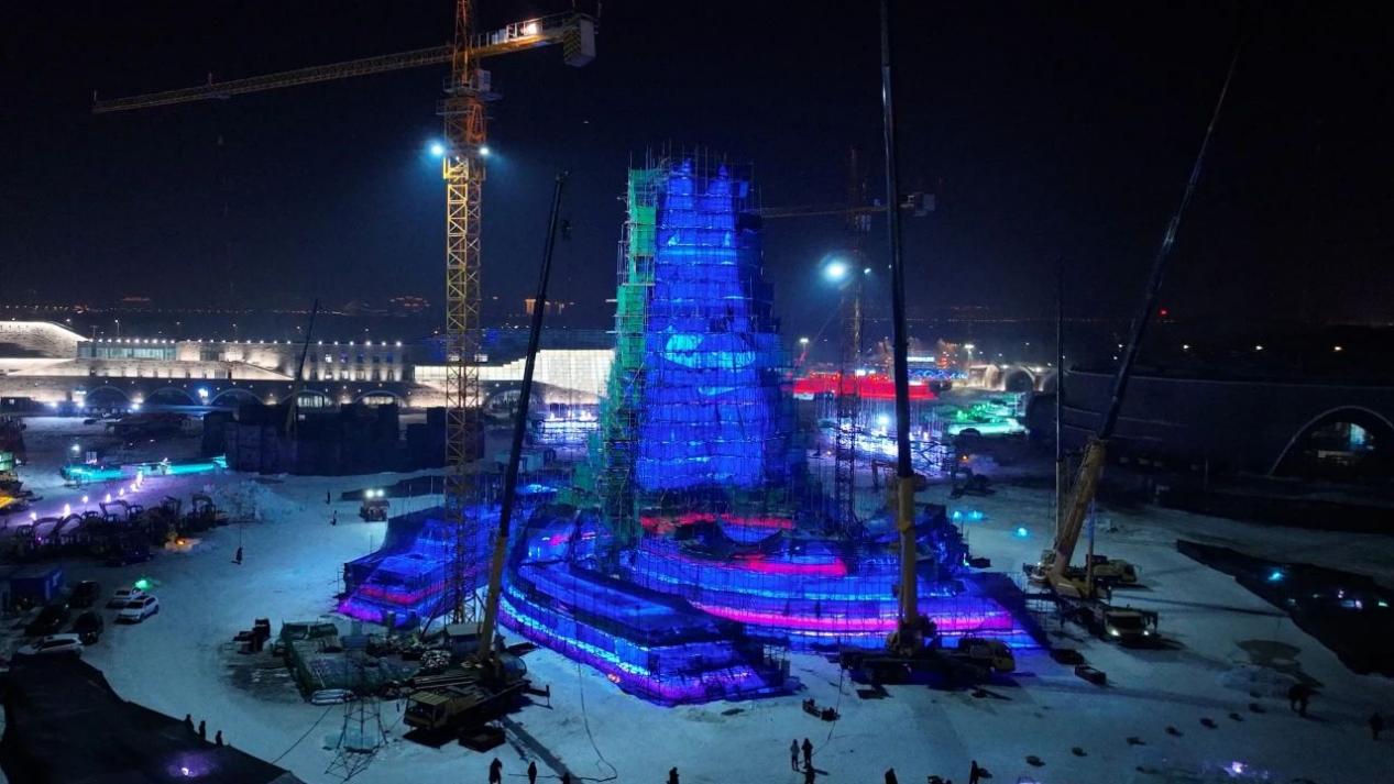 主塔封頂！第二十五屆哈爾濱冰雪大世界「冰雪之冠」即將驚艷亮相！