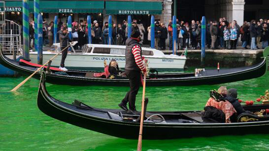 環保分子將威尼斯大運河染綠 抗議COP28無進展