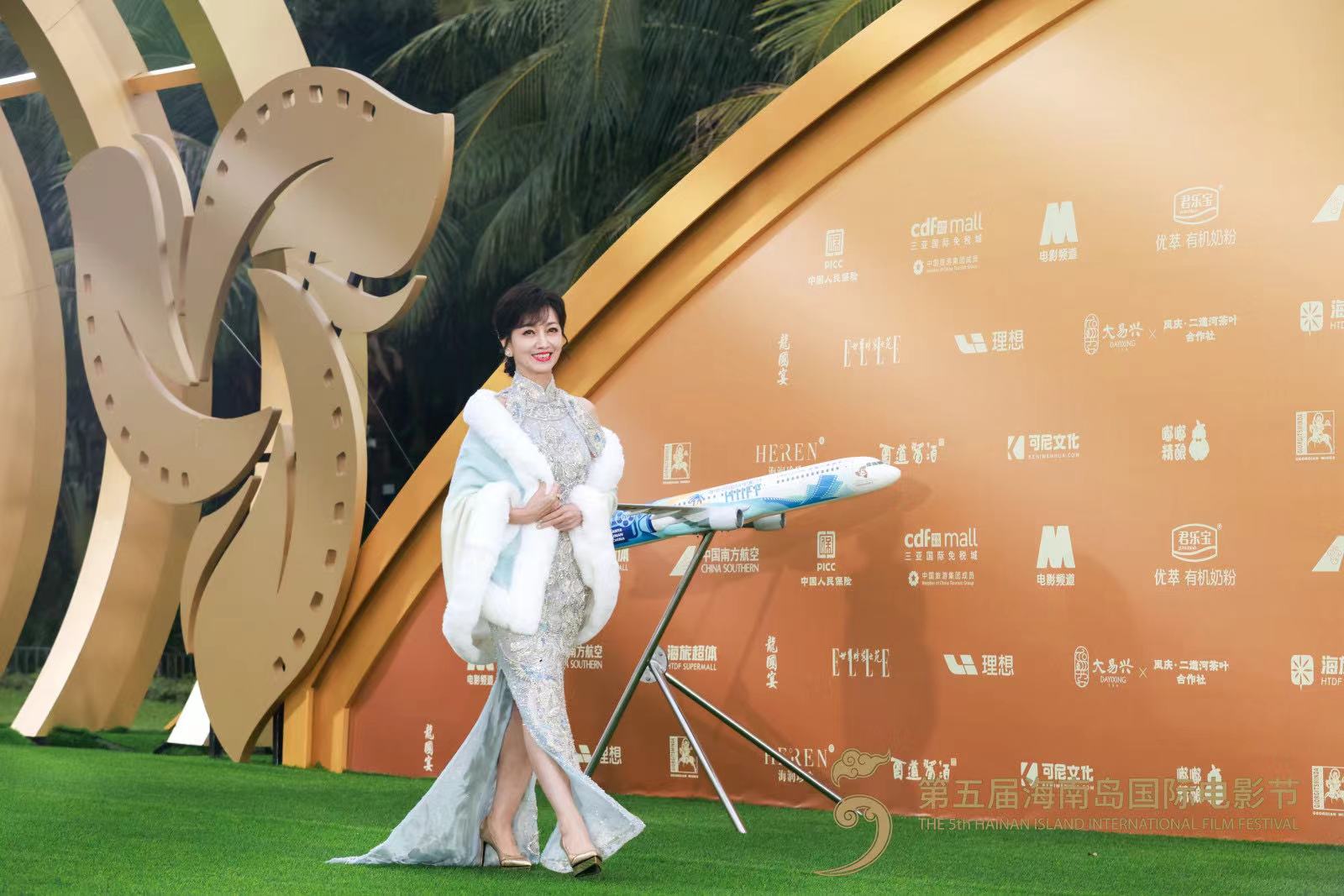 有片|趙雅芝、林曉峰等港星參加海南島國際電影節閉幕式紅毯