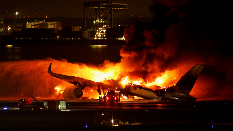 日航客機與海上保安廳飛機相撞爆炸起火 機上379人已安全撤離