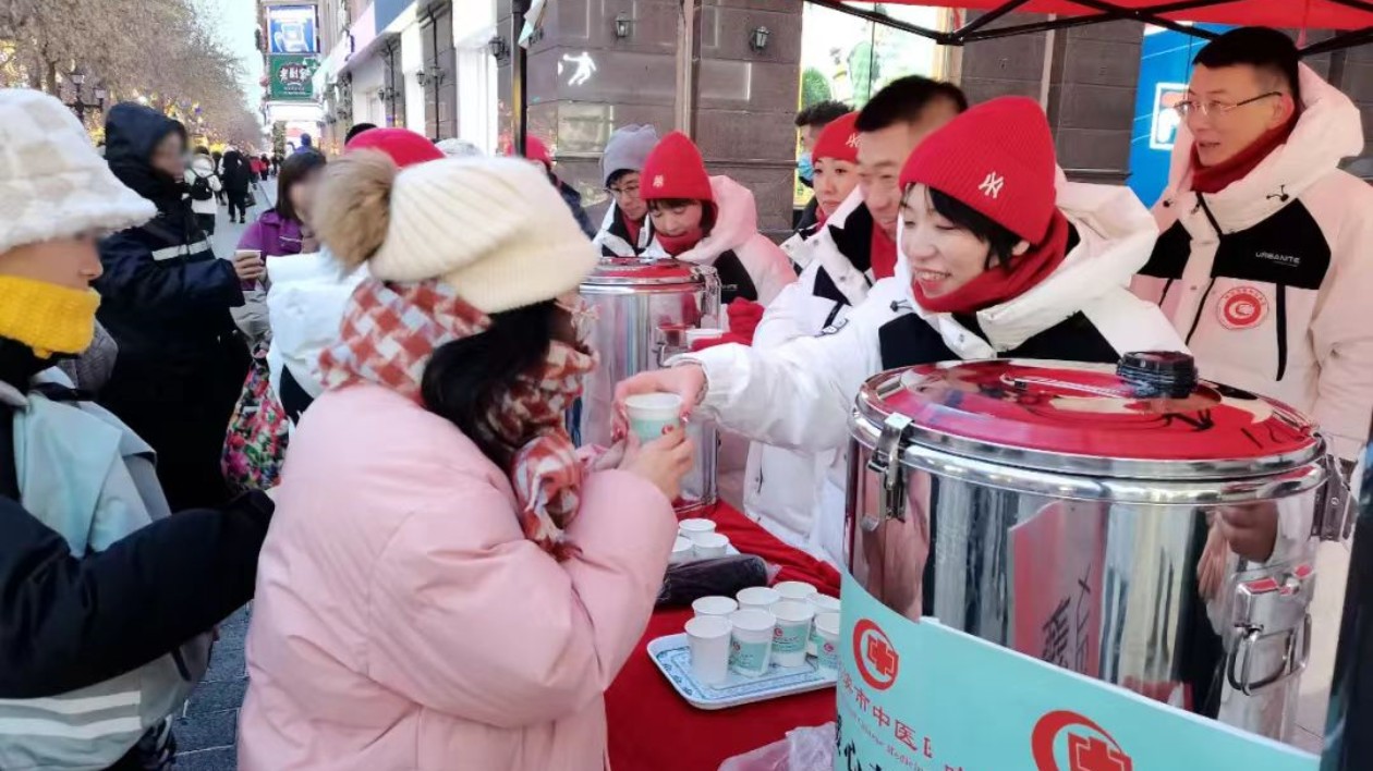 「喝」護南方「小金豆」 哈市中醫醫院自製2000份中藥保健代茶飲溫暖遊客