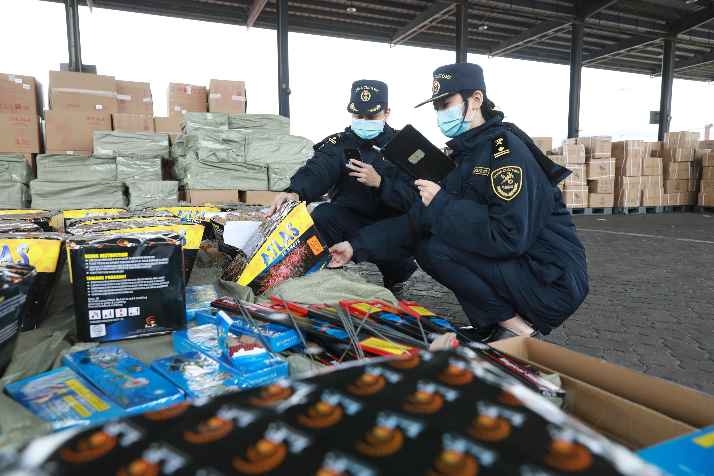 廣州海關在出口貨運渠道查獲15噸違規出口的煙花爆竹