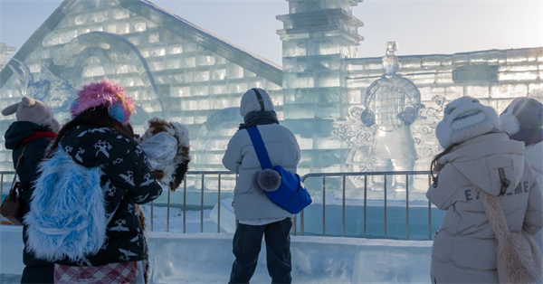 哈爾濱冰雪大世界「寵粉」有多拼？ 兩天雕出「冰馬俑」，為遊客「圓夢」！