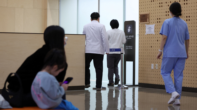 首爾逾千名醫生辭職明起停工 部分手術取消或押後