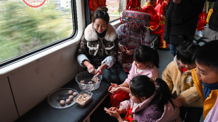 中國鐵路迎來元宵節探親客流小高峰