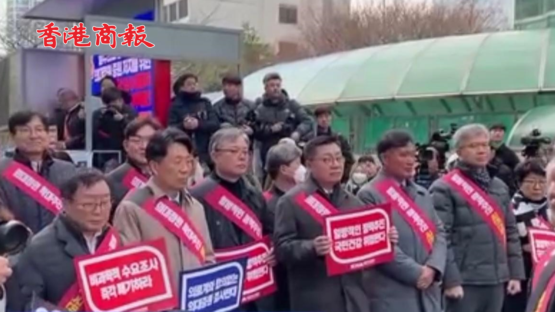 有片丨集體罷工持續近一周 韓國醫療人員抗議政府擴招醫學生