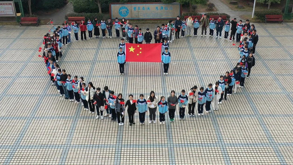 香港中學生在東江源頭安遠唱響《我和我的祖國》