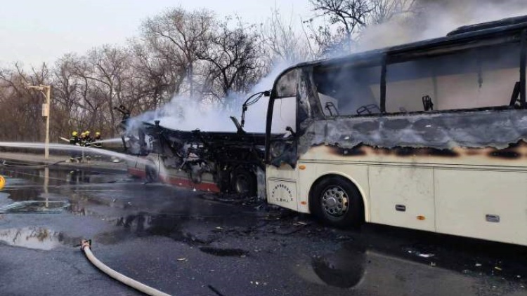 天津大客車與公交車追尾起火致1死37輕傷