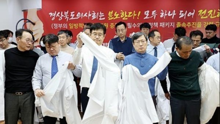 最新進展！韓媒：韓國五大醫院教授達成一致，決定「每周休診一天」