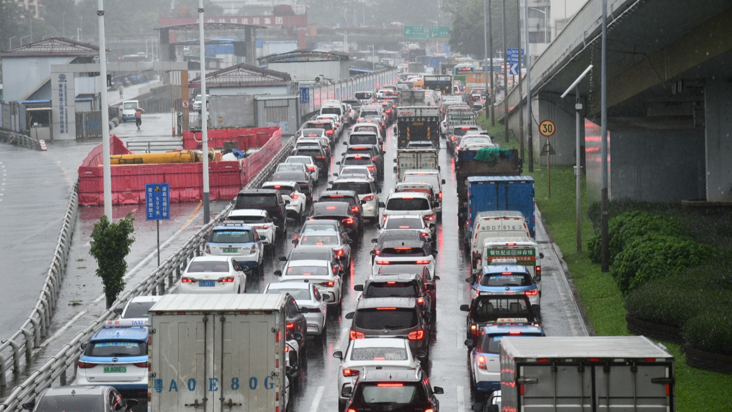 廣東多條高速受暴雨影響 最新情況公布