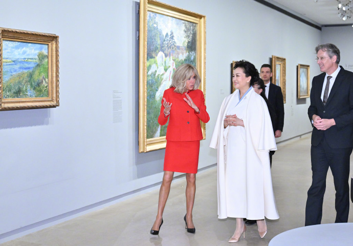 彭麗媛同法國總統馬克龍夫人布麗吉特參觀奧賽博物館