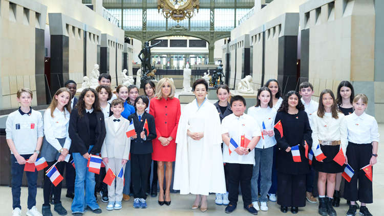 有片丨彭麗媛與馬克龍夫人參觀奧賽博物館 鼓勵法國學生成為中法友好小使者