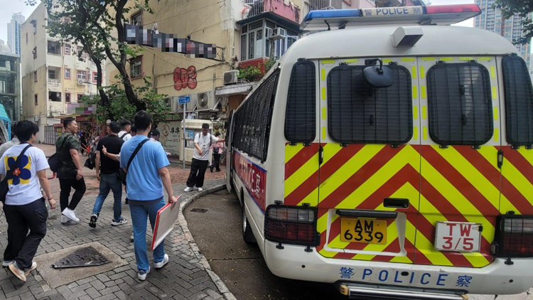 警方打擊荃灣街頭賭博 拘4人搜獲賭具及現金