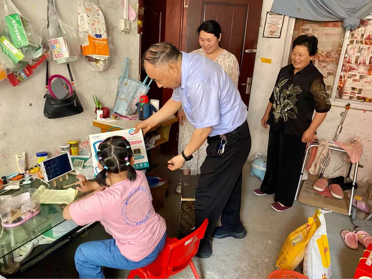 中國殘聯副主席張銀良全國助殘日慰問特殊兒童和托養殘疾人