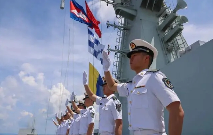 海軍83艦編隊對柬埔寨進行友好訪問 