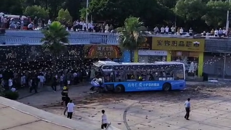 江西贛州一公交車墜落負一層露天平台 致9人受傷無生命危險