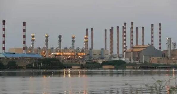 伊朗批准將石油產量提高至每日400萬桶的計劃