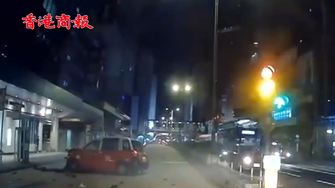 有片丨摩托車猛撼的士 香港旺角發生奪命車禍 致2死3傷
