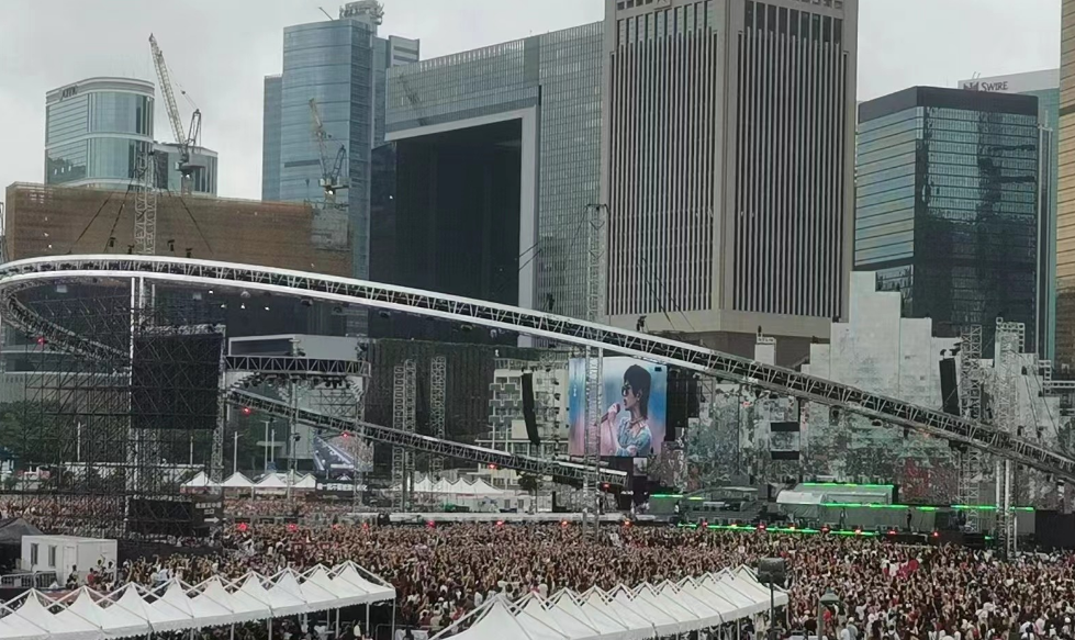 有片丨華晨宇「火星樂園」香港站唱爆中環 一連三日風雨不改 維港旁與六萬歌迷共賞日落