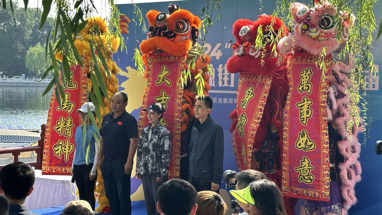 北京金融街第十三屆龍舟賽吸引27支代表隊什剎海競技