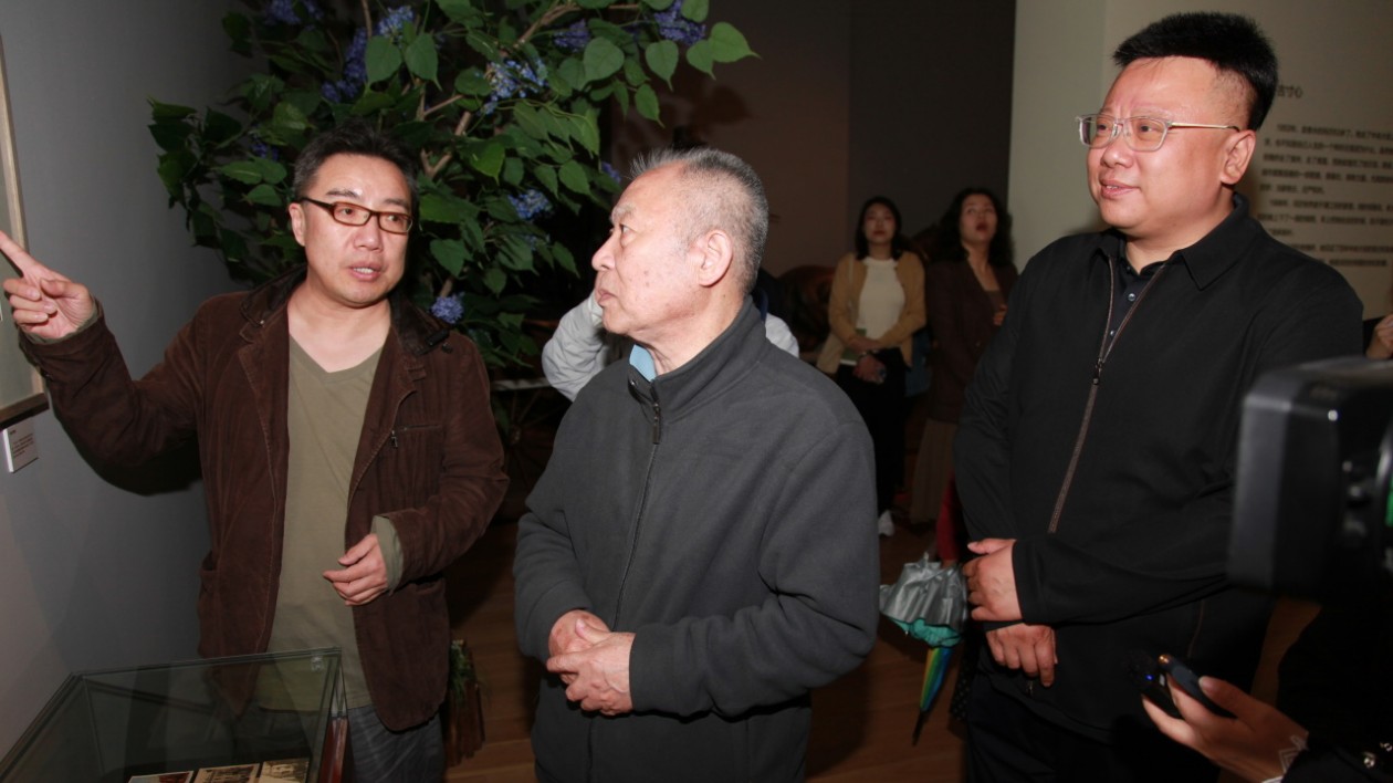 有片｜中國當代著名作家梁曉聲參觀哈爾濱市博物館「丁香消息——中央大街歷史風情展」