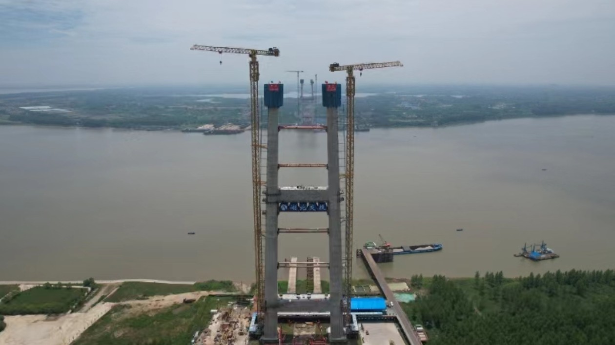 長江上最寬鋼箱梁懸索橋雙主塔實現封頂